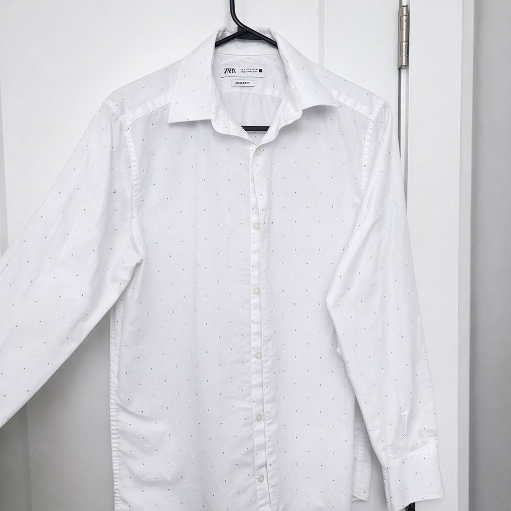 Zara Men's White Dress Shirt with Subtle Pattern size M